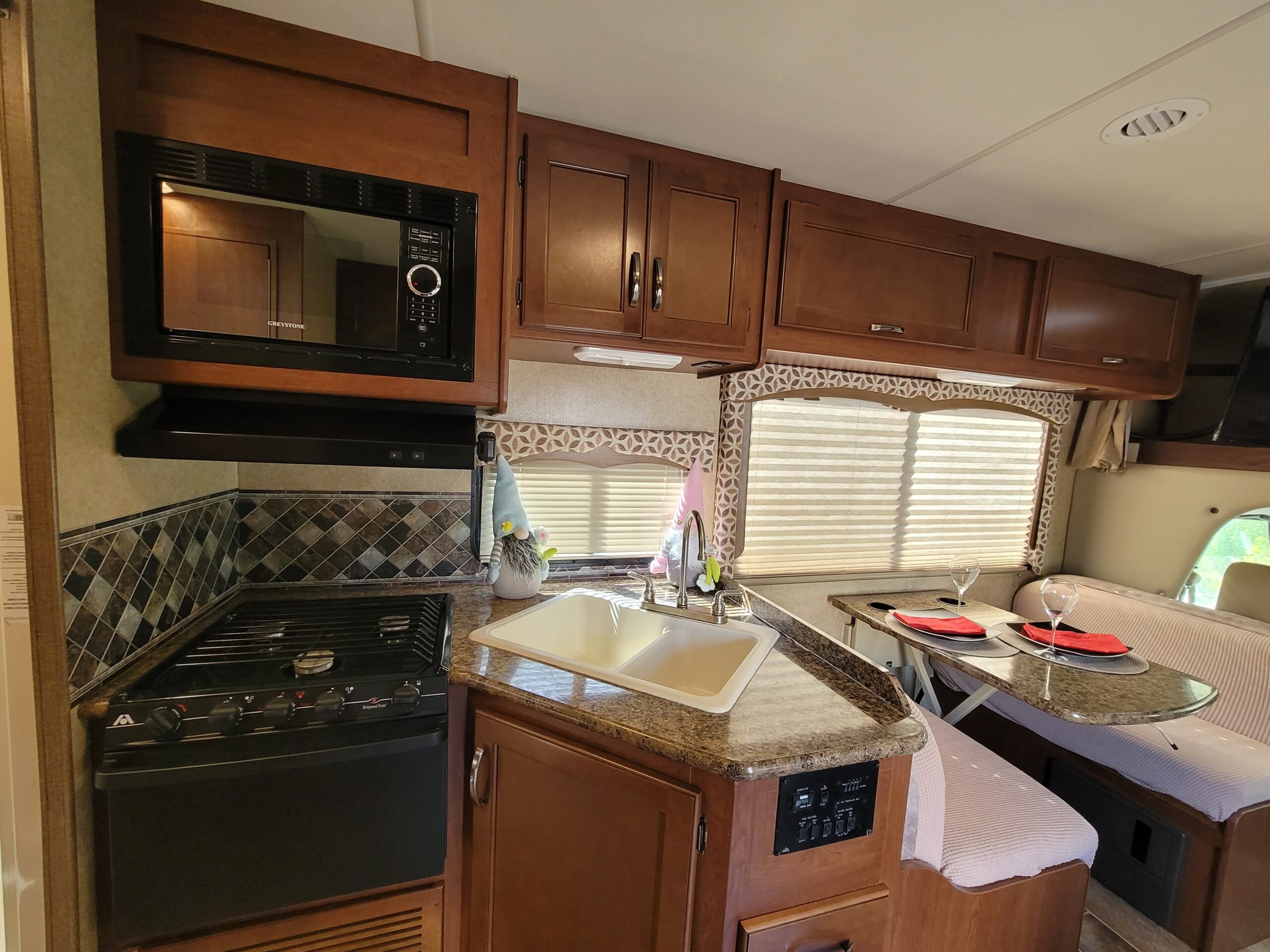 2018 Thor Motor Coach Four Winds photo 4