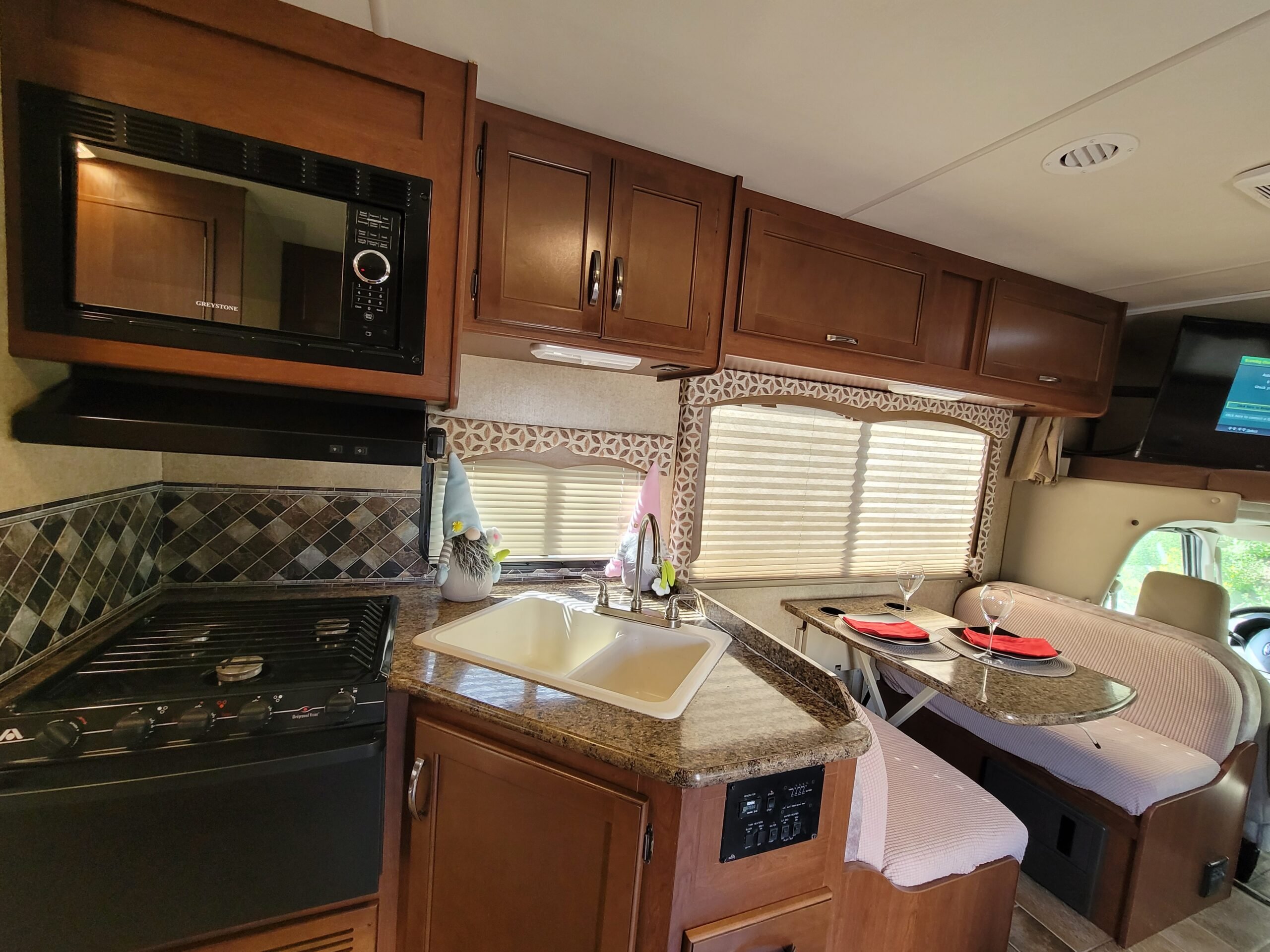 2018 Thor Motor Coach Four Winds photo 5