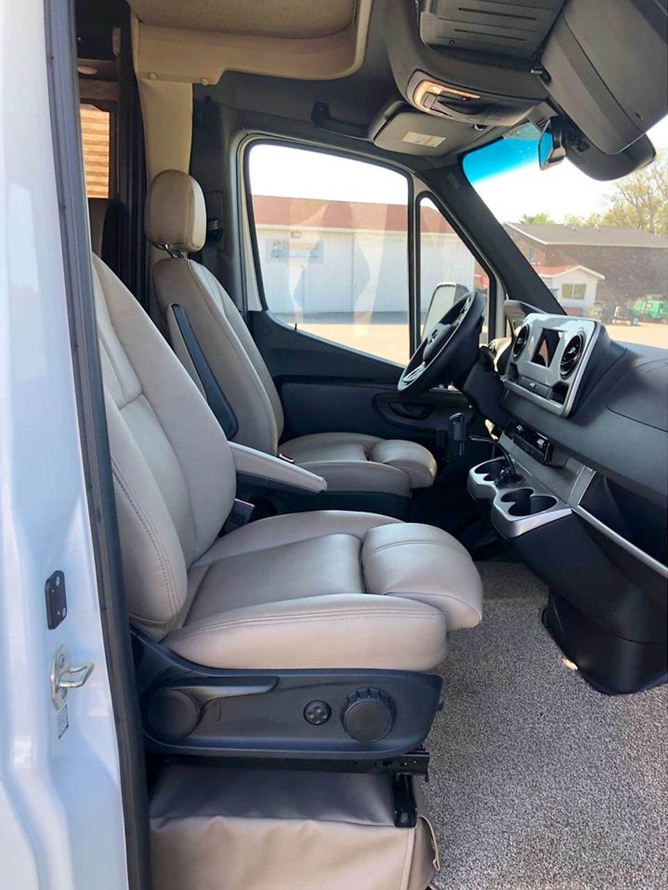 2021 Thor Motor Coach Freedom Elite photo 5